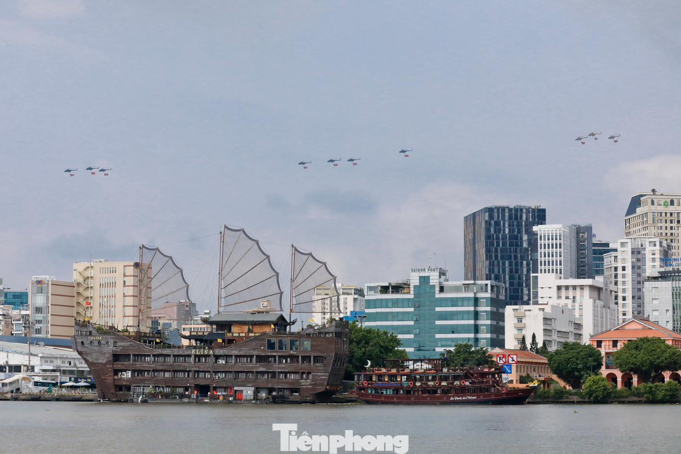 Biên đội trực thăng xuất phát từ sân bay Biên Hòa, hướng đến TPHCM.