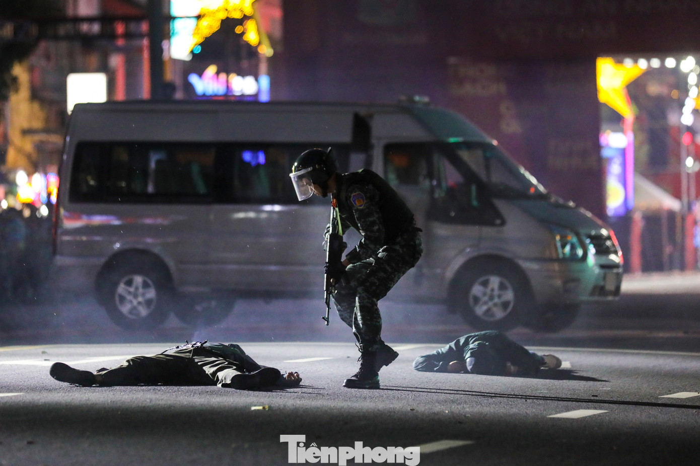 Nhờ sự nhạy bén và nhuần nhuyễn, lực lượng cảnh vệ đã ngăn chặn thành công âm mưu khủng bố, đưa yếu nhân ra khỏi khu vực nguy hiểm.