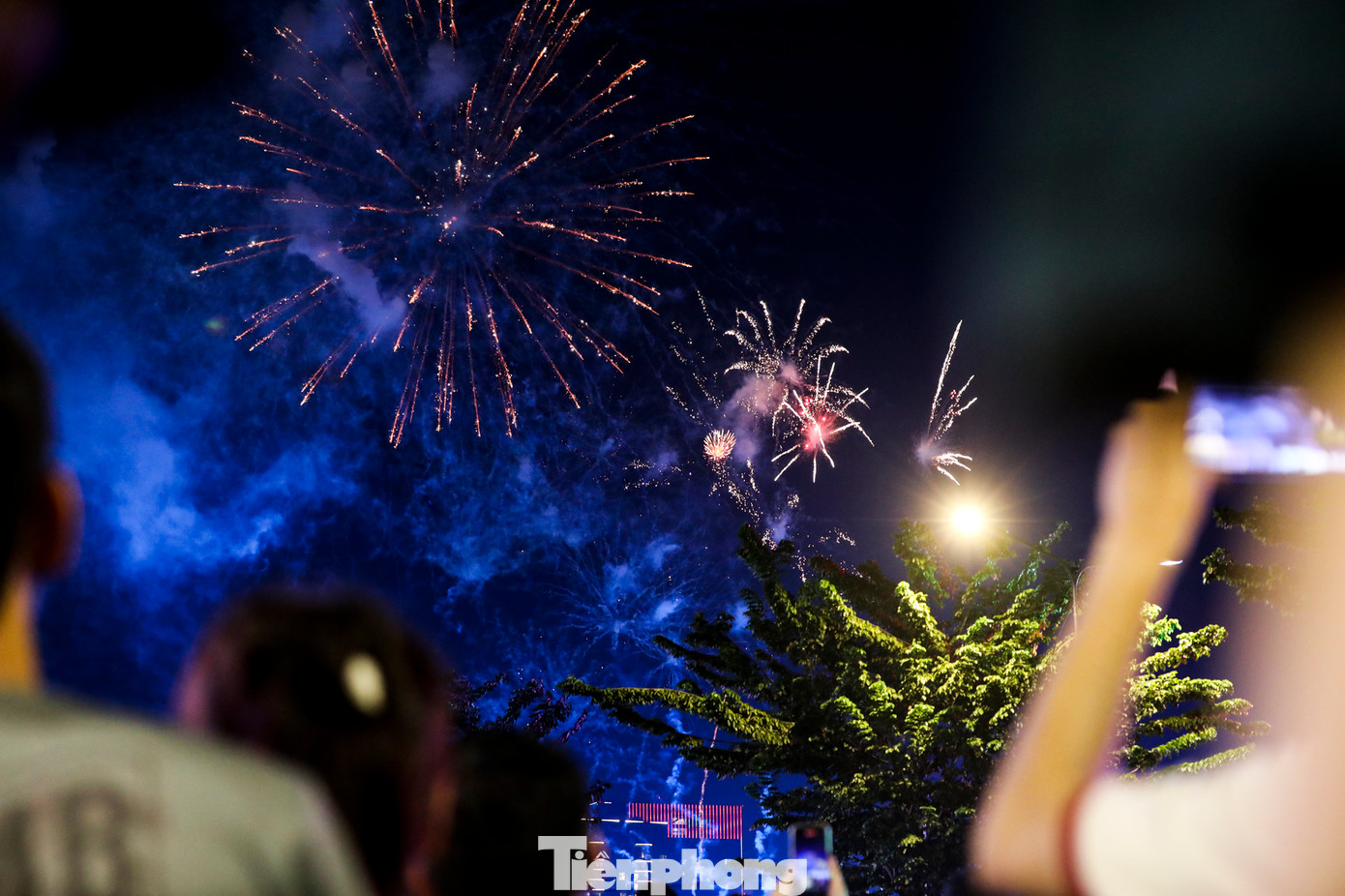 Khu vực ven sông Sài Gòn chật kín người xem pháo hoa.