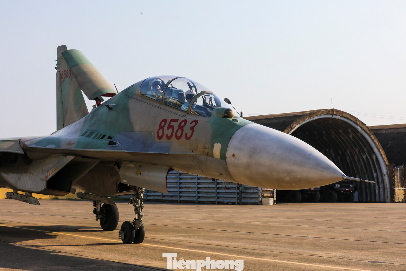 Tiêm kích trở về khu tập kết sau chuyến bay. Su-30MK2 còn gọi là "hổ mang chúa", dài 22 m, có thể bay với tốc độ 2.120 km/h với tầm bay 3.000 km.