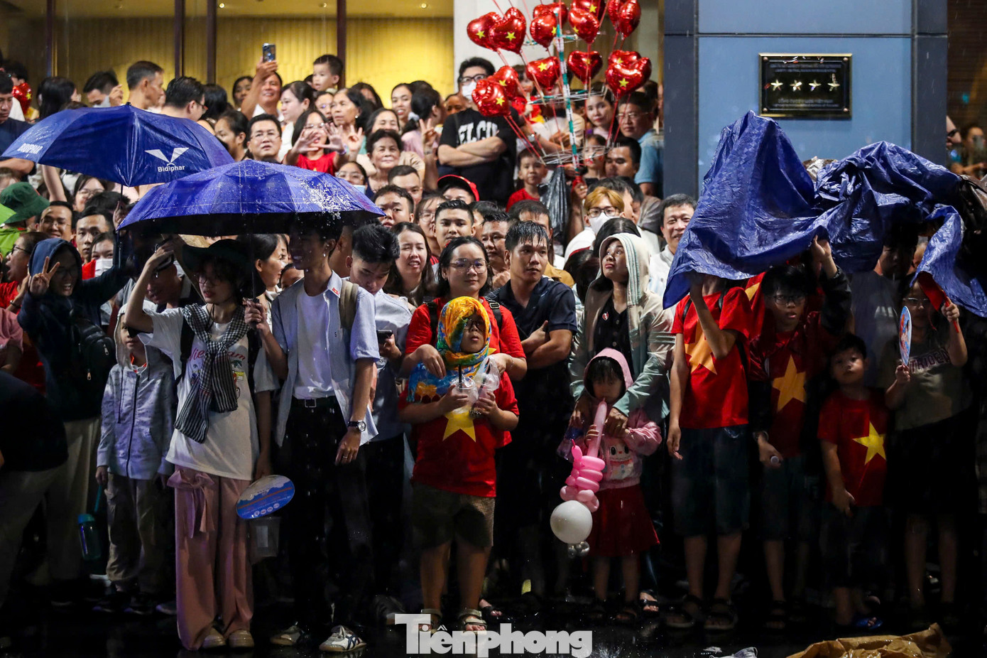 Lúc 19h30, cơn mưa bất ngờ xuất hiện, mọi người tìm nơi trú mưa trước các khách sạn, quán cà phê… ở gần bến Bạch Đằng.