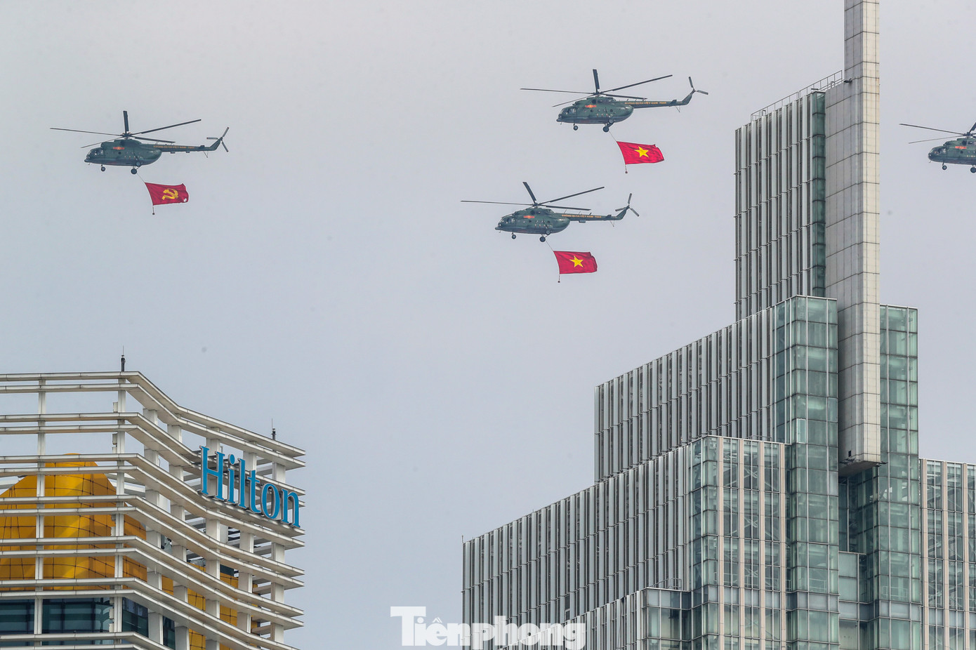 9h sáng, biên đội trực thăng mang theo cờ Đảng và Tổ quốc bay đến TPHCM. Những lá cờ bay phấp phới trên bầu trời khiến người dân TPHCM nào cũng cảm thấy tự hào, xúc động.