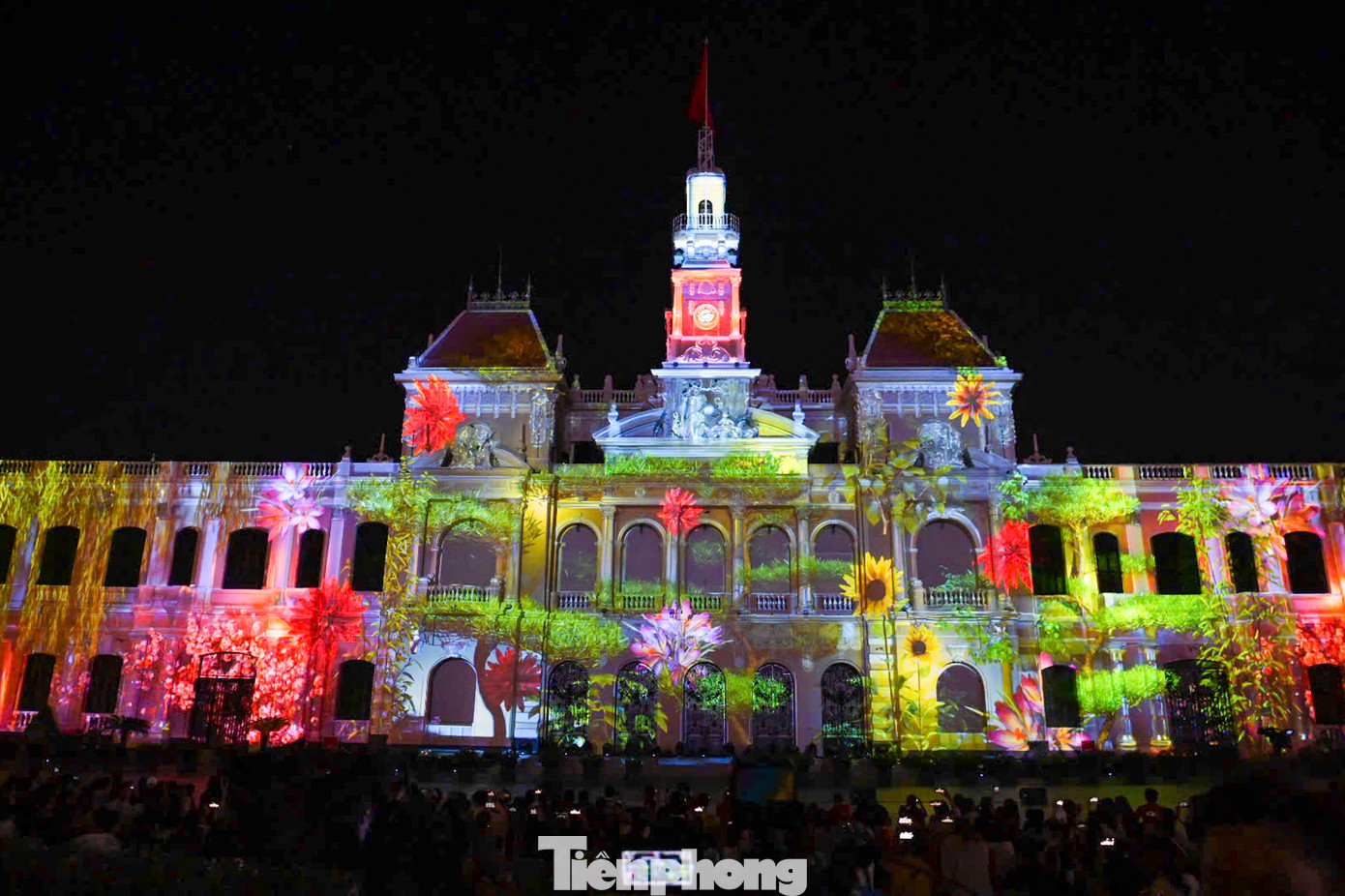 Người dân xem trình diễn ánh sáng 3D Mapping ở mặt tiền trụ sở HĐND và UBND TPHCM.