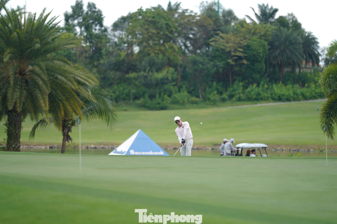 Các golfer hào hứng tham quan mặt sân và biểu diễn những pha bóng đẹp mắt tại Sân Golf Tân Sơn Nhất, TPHCM.
