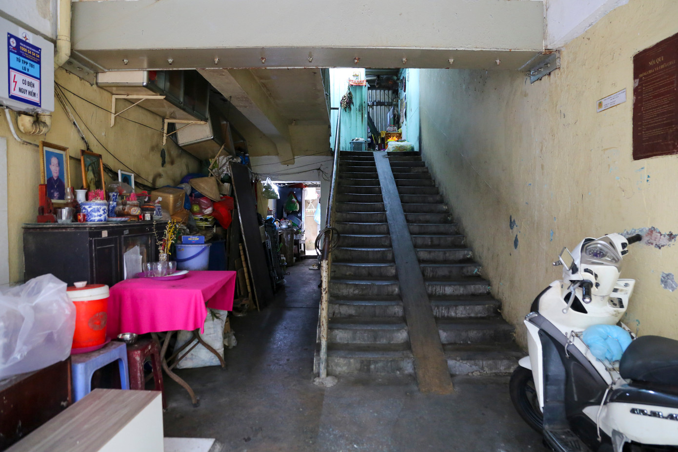 Do gia đình đông người nhưng không gian sinh hoạt chật hẹp, nhiều hộ buộc phải cơi nới, lắp khung sắt quanh để mở rộng diện tích sử dụng.