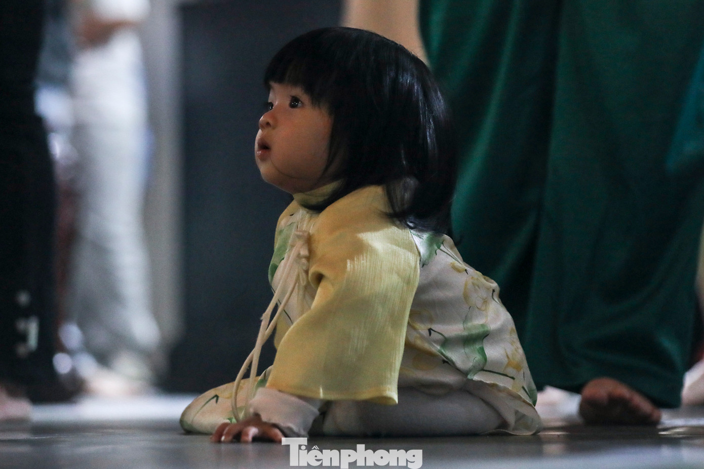 Hình ảnh đáng yêu của một em bé được ba mẹ dẫn đến chùa dịp đầu năm mới.