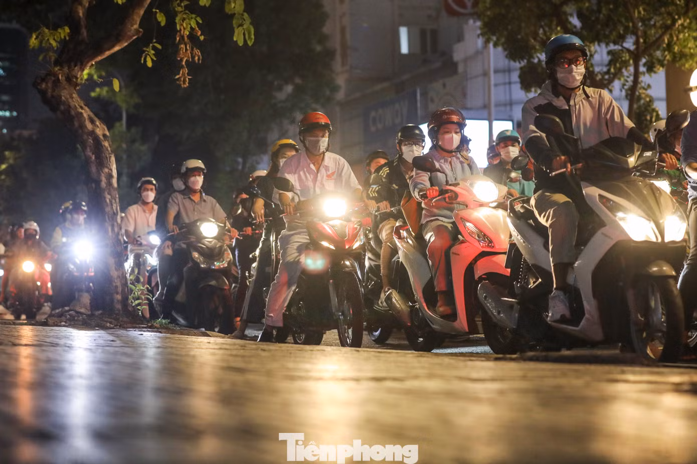 Đường Đinh Tiên Hoàng giao với Nguyễn Đình Chiểu lúc 18h30. Các phương tiện thường phải chờ 3-4 nhịp đèn đỏ mới qua được.