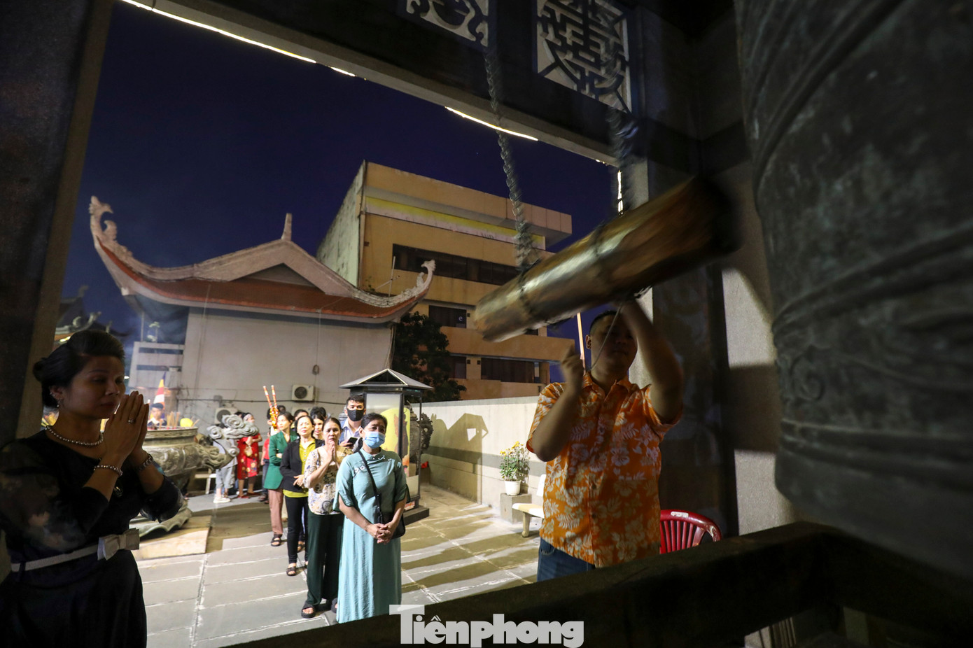 Dòng người xếp hàng dài phía trước chánh điện rung chuông cầu bình an.