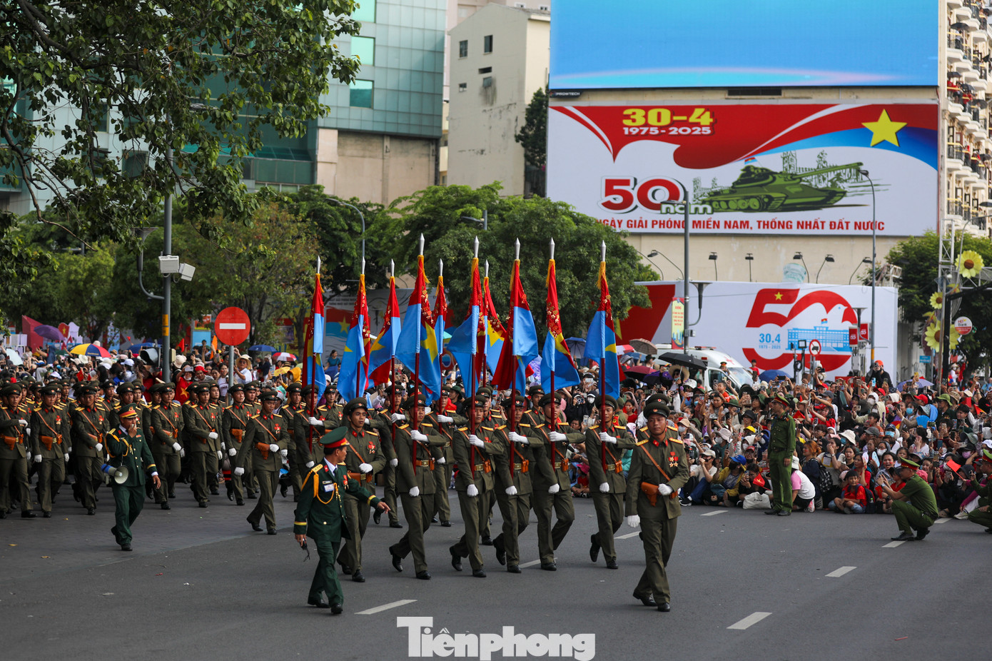 Các khối diễu binh, diễu hành đi qua đường Tôn Đức Thắng.