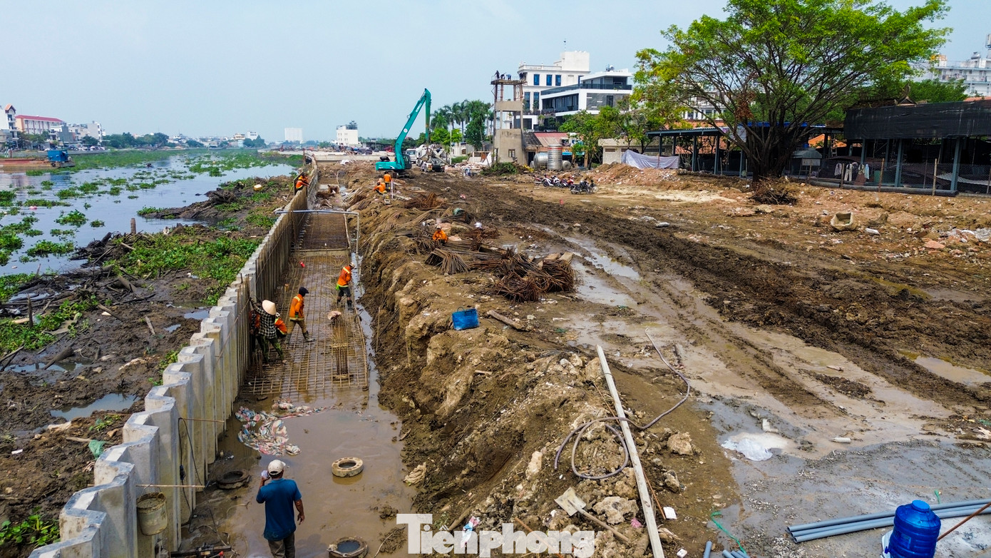 Tính đến nay, một số hạng mục như xây dựng bờ kè kênh đạt 81,42%; thi công cọc bê tông ly tâm ứng suất trước đạt 75,22%; xử lý nền đất yếu bằng cọc xi măng đất (CDM) 68,61%; xây dựng các cống cấp 2 đã triển khai thi công hoàn thành thân cống 22/22; lắp đặt cống thoát nước các loại đạt 30,29%...