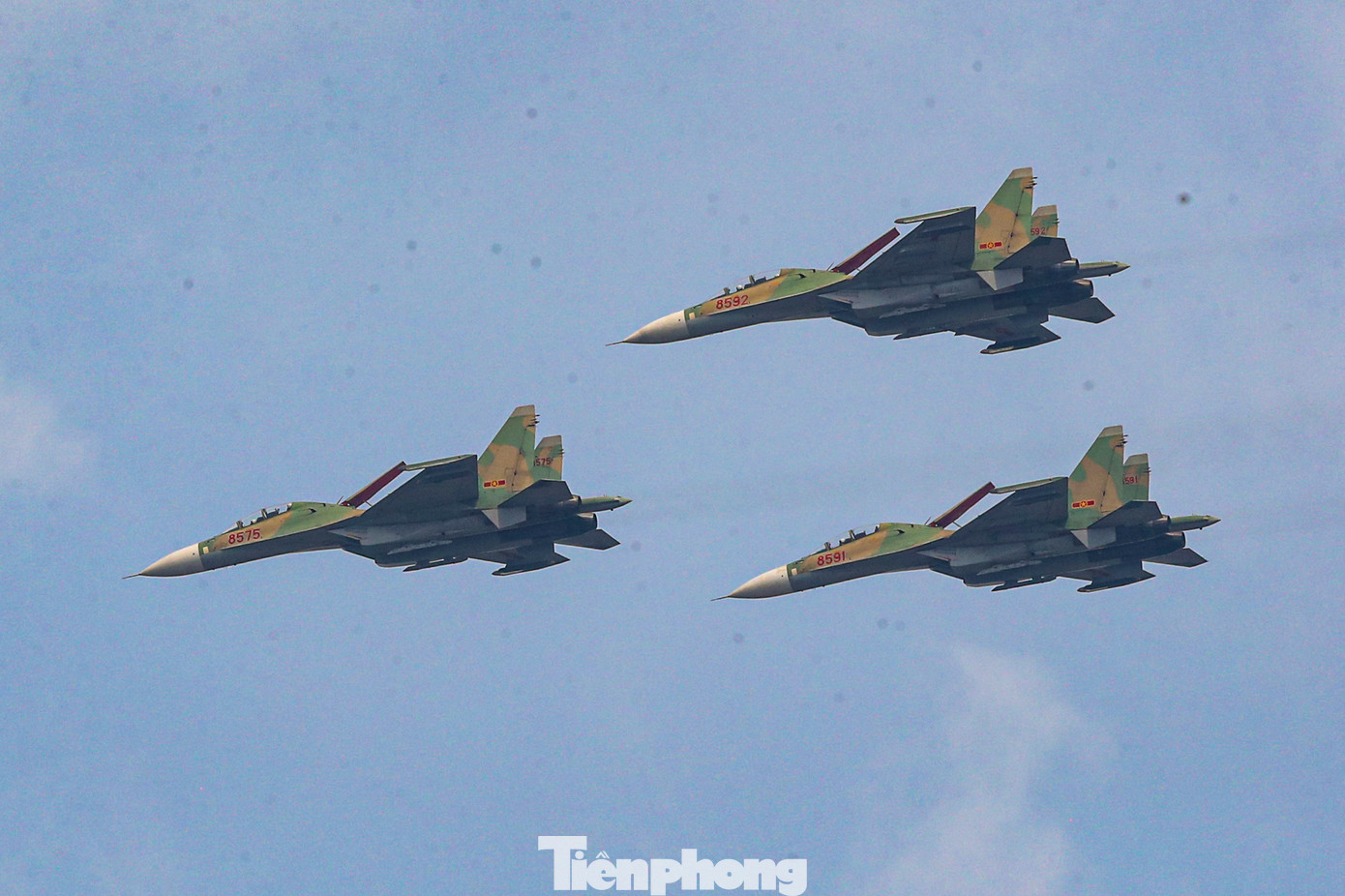 Từ 8h30, 13 tiêm kích Su30-MK2 và máy bay chiến đấu Yak-138 bắt đầu cất cánh từ sân bay Biên Hòa đến TPHCM tập luyện.