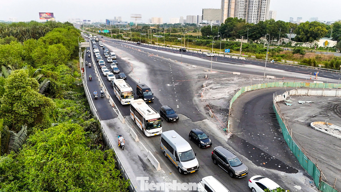 Phía cao tốc hướng về TPHCM ùn ứ nhiều km, xe ô tô, xe khách, xe tải rồng rắn nối đuôi nhau di chuyển. Trong khi đó, đường dẫn lên cao tốc khá thông thoáng.