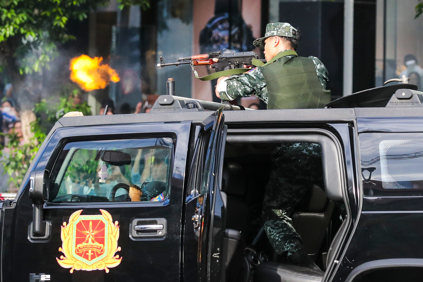 Trước tình huống nguy hiểm, các tổ công tác thuộc lực lượng cảnh vệ kịp thời phản ứng, triển khai xe chống đạn cùng đội hình bảo vệ cơ động nhằm tạo lá chắn và đảm bảo an toàn tuyệt đối cho yếu nhân