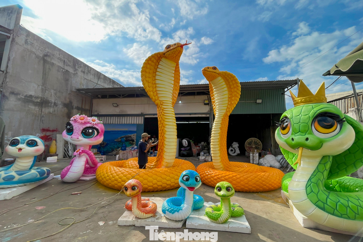 Tại nhà xưởng chế tác linh vật ở xã Đông Thạnh (huyện Hóc Môn) nhiều mẫu hình rắn đang dần hoàn thiện. Công nhân gấp rút hoàn thành sản phẩm để kịp bàn giao theo đơn đặt hàng.