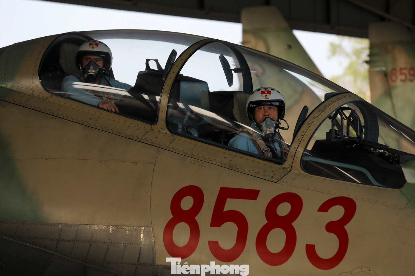 &quot;Thời tiết Đông Nam Bộ đang vào giai đoạn nắng nóng, mây mù gây nhiều khó khăn cho hoạt động luyện tập của không quân. Tuy nhiên, chúng tôi đã nắm bắt diễn biến thời tiết, hiệp đồng kỹ để các đội bay tập luyện thuận lợi&quot;, trung tá Luân chia sẻ.