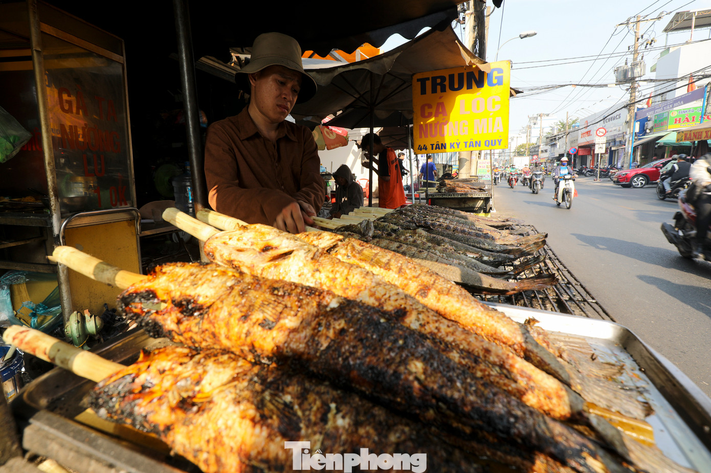 Những con cá lóc cân nặng từ 1-2kg được móc mật và vệ sinh sạch sẽ, sau đó dùng que mía xiên vào để nướng. Những con cá lóc cân nặng từ 1-2kg được móc mật và vệ sinh sạch sẽ, sau đó dùng que mía xiên vào để nướng.