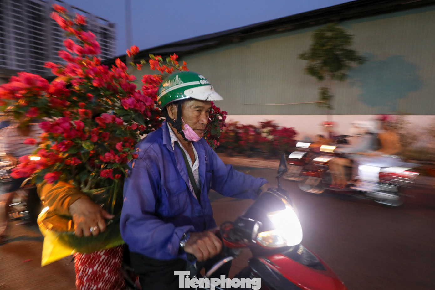 Chợ hoa xuân &quot;Trên bến dưới thuyền&quot; tại khu vực đường Bến Bình Đông sẽ kéo dài đến ngày 28/1 (tức 29 tháng Chạp) phục vụ nhu cầu vui chơi, giải trí, sắm Tết của người dân TPHCM.