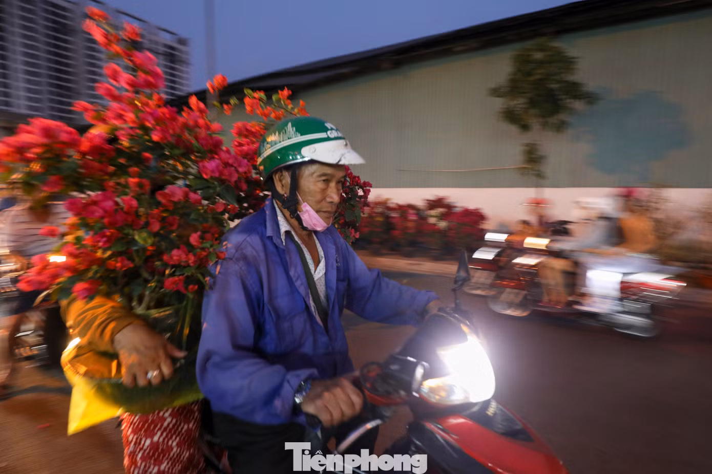 Chợ hoa xuân "Trên bến dưới thuyền" tại khu vực đường Bến Bình Đông sẽ kéo dài đến ngày 28/1 (tức 29 tháng Chạp) phục vụ nhu cầu vui chơi, giải trí, sắm Tết của người dân TPHCM.