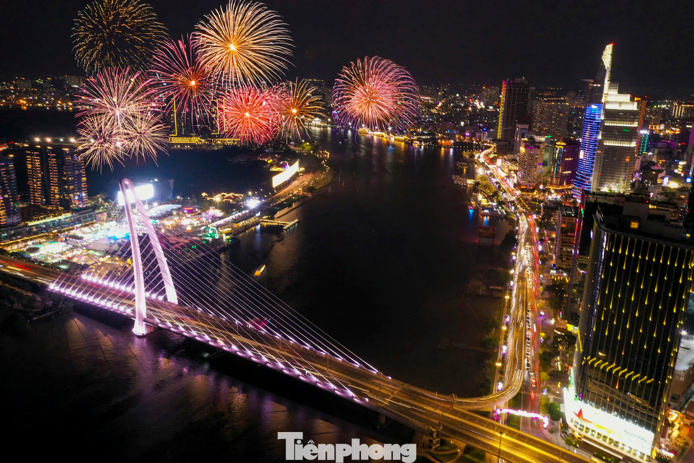 Đúng 0 giờ ngày 29/1/2025, thời khắc Giao thừa giữa năm Giáp Thìn và năm mới ẤtTỵ được đánh dấu bằng những loạt pháo hoa cùng bắn lên tại hầm vượt sông Sài Gòn (hầm Thủ Thiêm) để chào đón năm mới.