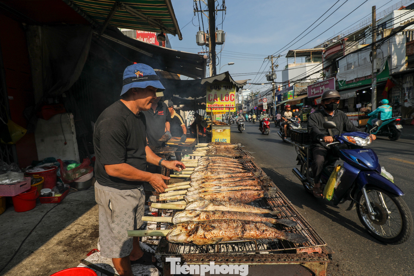 Đường Tân Kỳ Tân Quý (quận Tân Phú) được xem là "phố cá lóc nướng" lớn nhất nhì ở TP.HCM đang tất bật chuẩn bị hàng hóa cho ngày vía Thần Tài (mùng 10 tháng Giêng). Đường Tân Kỳ Tân Quý (quận Tân Phú) được xem là "phố cá lóc nướng" lớn nhất nhì ở TP.HCM đang tất bật chuẩn bị hàng hóa cho ngày vía Thần Tài (mùng 10 tháng Giêng).