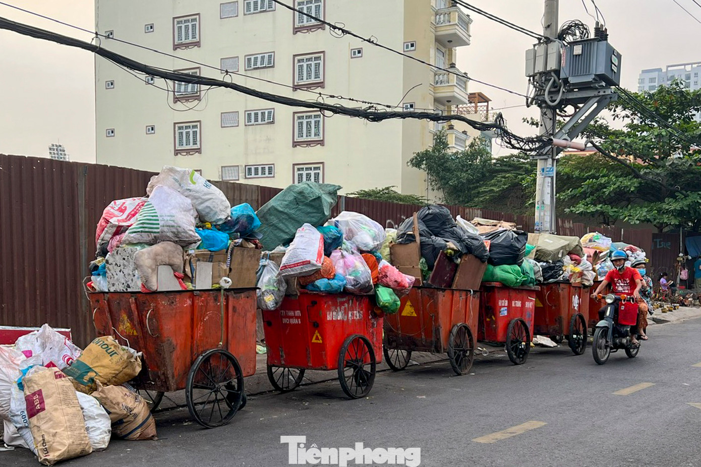 Thậm chí, người dân ở phường Tân Tạo A (quận Bình Tân) còn sống chung với rác bởi 3 ngày mới có người đến thu gom, vận chuyển rác.