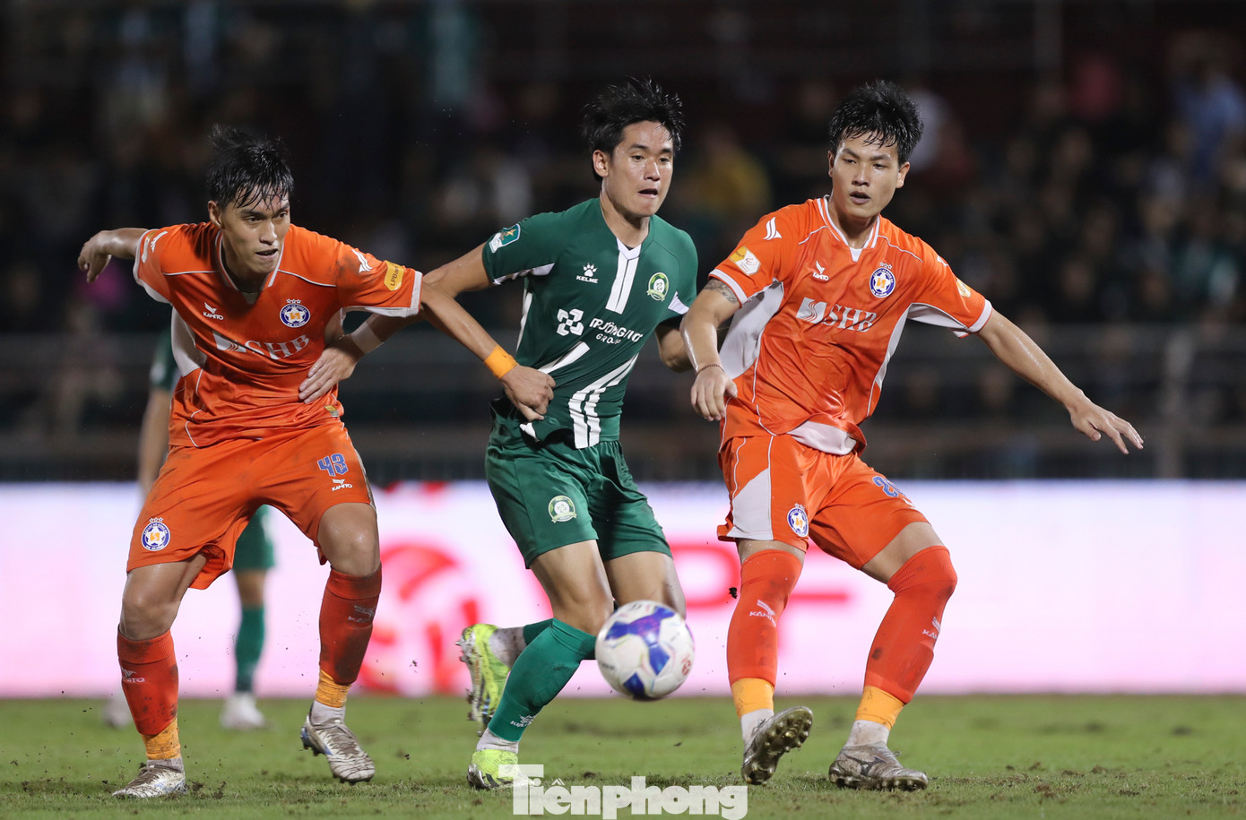 Hiệp 2 chứng kiến bước ngoặt lớn. Đình Duy bứt tốc ghi bàn mở tỷ số cho Đà Nẵng ở phút 74 sau khi VAR xác nhận hợp lệ.