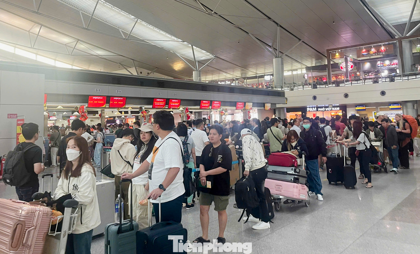 Từ sáng sớm mùng 4 tết, tại khu vực ga đến quốc nội của sân bay Tân Sơn Nhất đông đúc người. Nhiều người cho biết họ từ quê trở lại, cũng có người đi du lịch dịp Tết Nguyên đán và về sớm hơn 1 ngày để ổn định trước khi đi làm lại, trở về với cuộc sống thường nhật.
