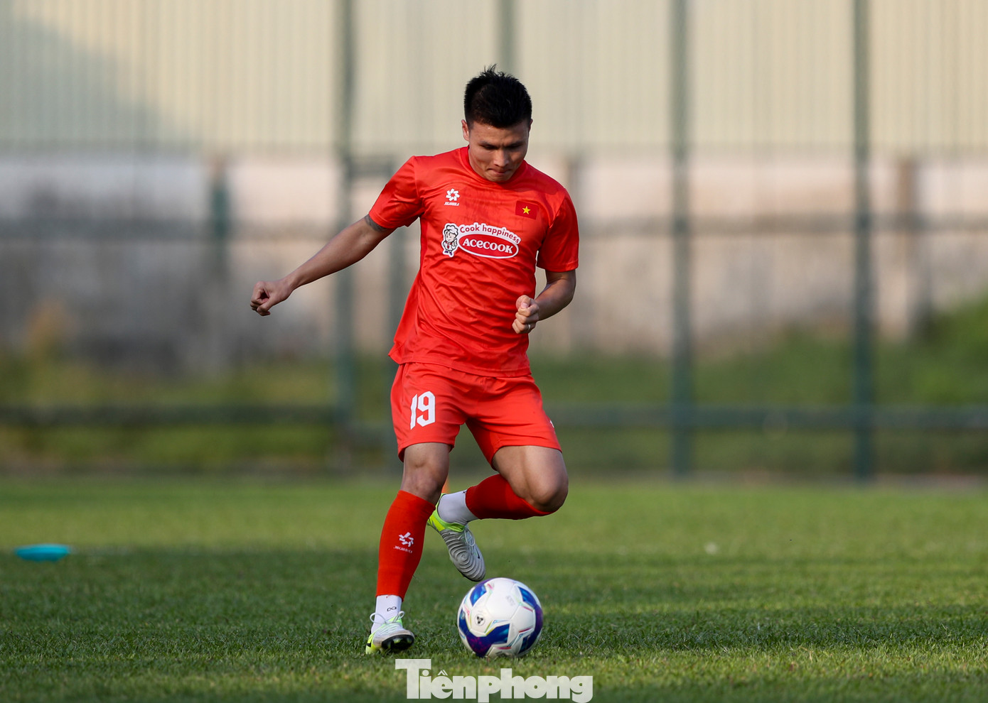 Quang Hải có được thể trạng tốt nhất sau khi được cho nghỉ buổi tập đầu tiên. Quang Hải có được thể trạng tốt nhất sau khi được cho nghỉ buổi tập đầu tiên.