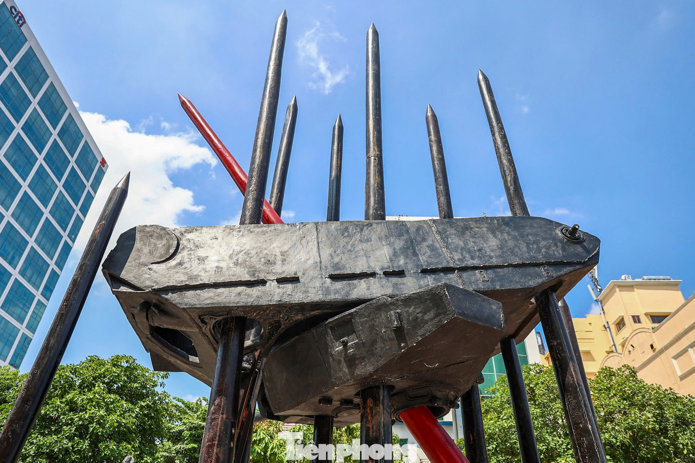 Phần lớn diện tích triển lãm trưng bày 27 tượng nhôm đúc cao 3,3-4,5 m, tổng trọng lượng 25 tấn. Các bức tượng không có hình dáng, biểu cảm cụ thể mà là ẩn dụ về sự kiên cường bất khuất của những người đã ngã xuống cho hòa bình dân tộc.