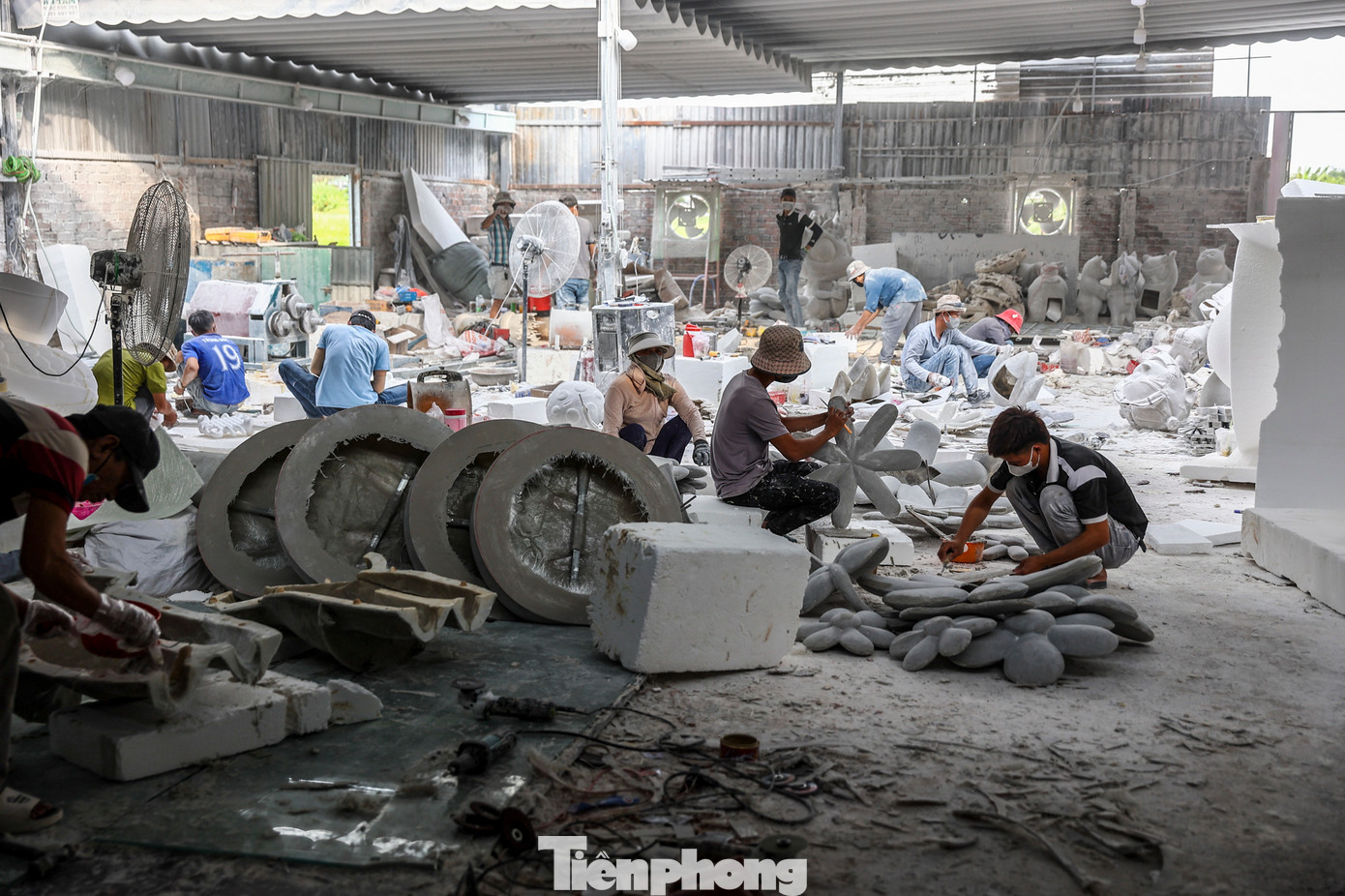 Trong xưởng, hàng chục công nhân chia thành nhiều công đoạn làm từ sáng tới đêm để kịp đơn hàng. Cao điểm nơi đây có khoảng 100 người làm việc liên tục để kịp tiến độ.