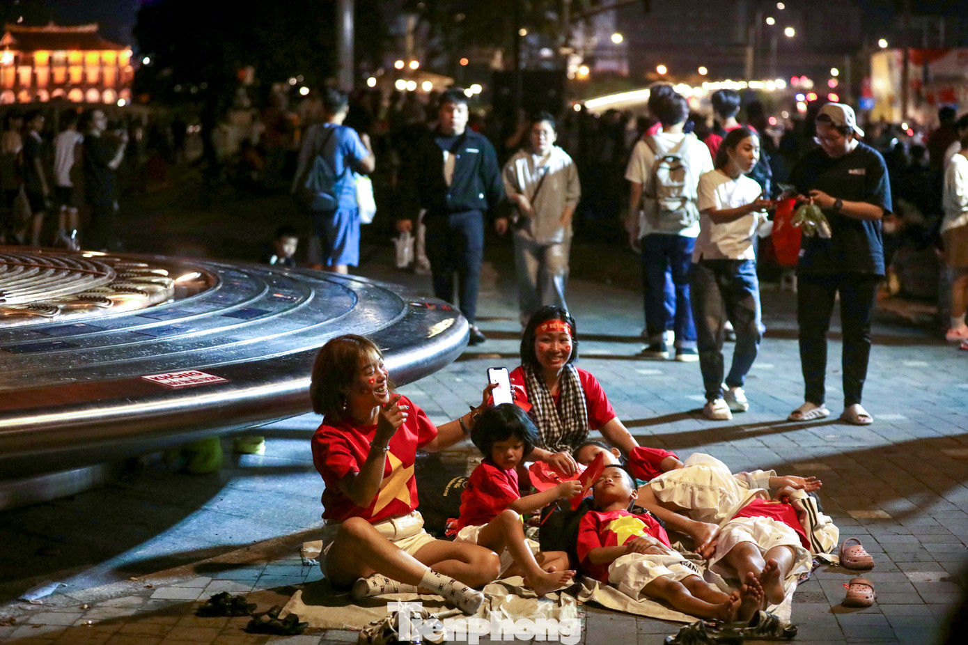 0 giờ ngày 27/4, tại khu vực bến Bạch Đằng (quận 1), hàng trăm người đã tập hợp, tranh thủ lựa chọn những vị trí đẹp nhất để đến sáng có thể ngắm nhìn những đội hình diễu binh đi ngang qua.