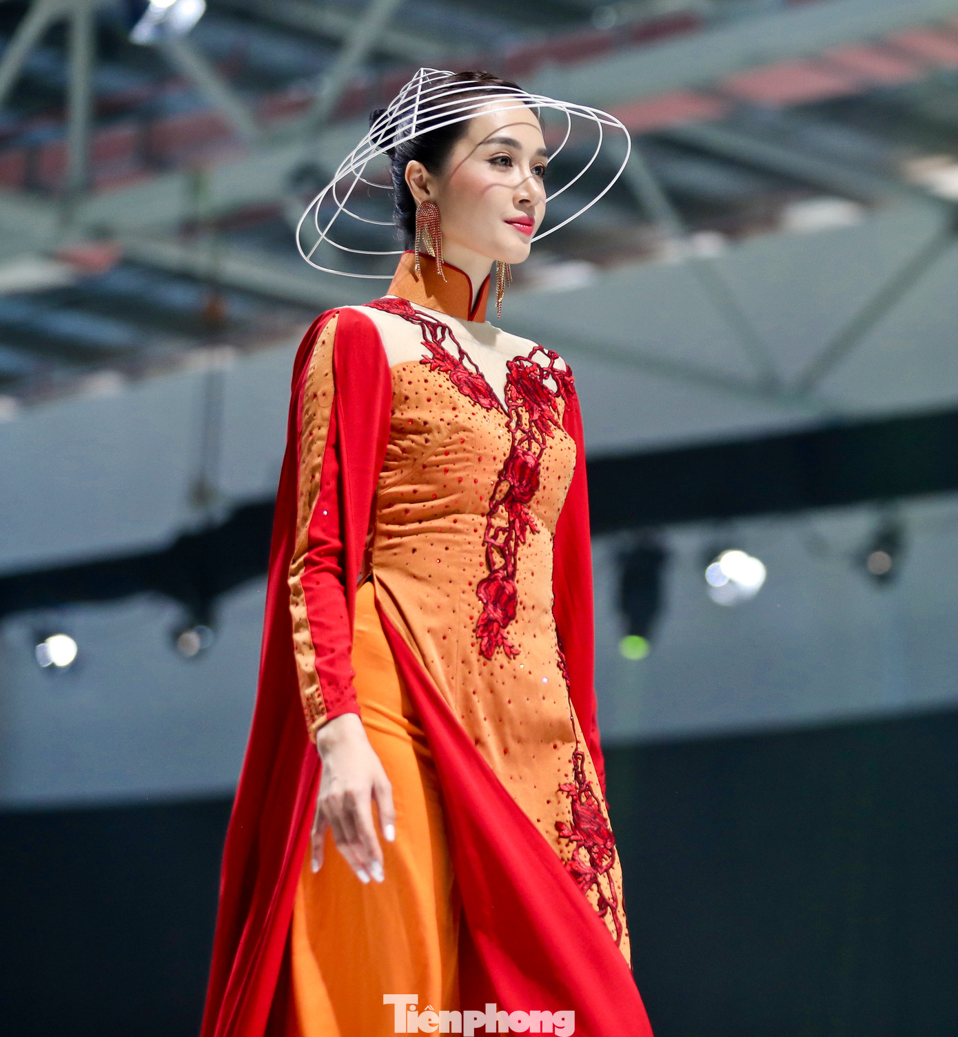 Những thiết kế khắc họa hoa sen, rồng, phượng, với kỹ thuật đính kết thủ công tỉ mỉ, thể hiện đậm nét bản sắc dân tộc.