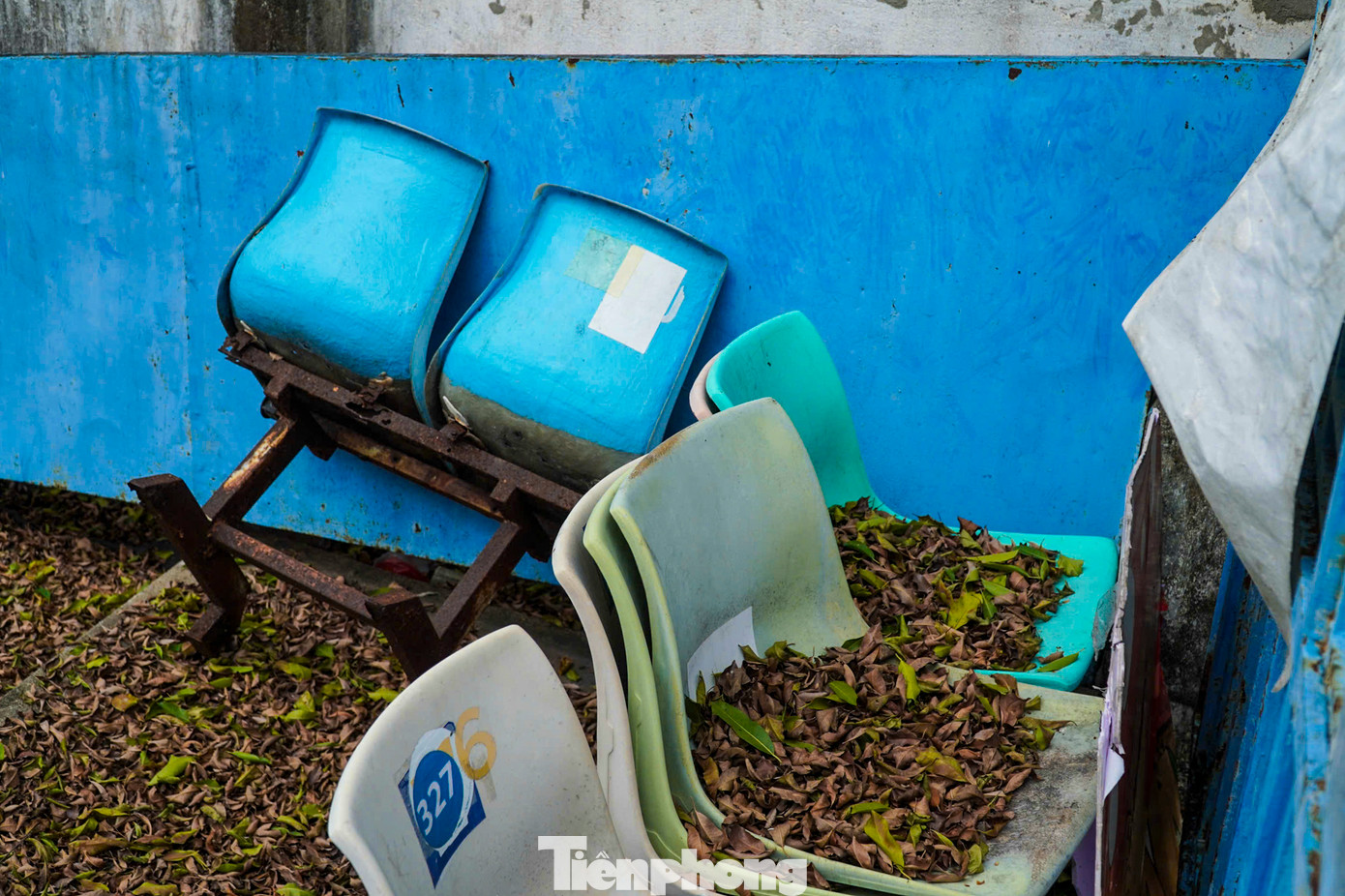 Theo ghi nhận của Tiền Phong, cơ sở vật chất của sân khấu đã xuống cấp trầm trọng, các hàng ghế bị phủ bởi rêu, cỏ dại.