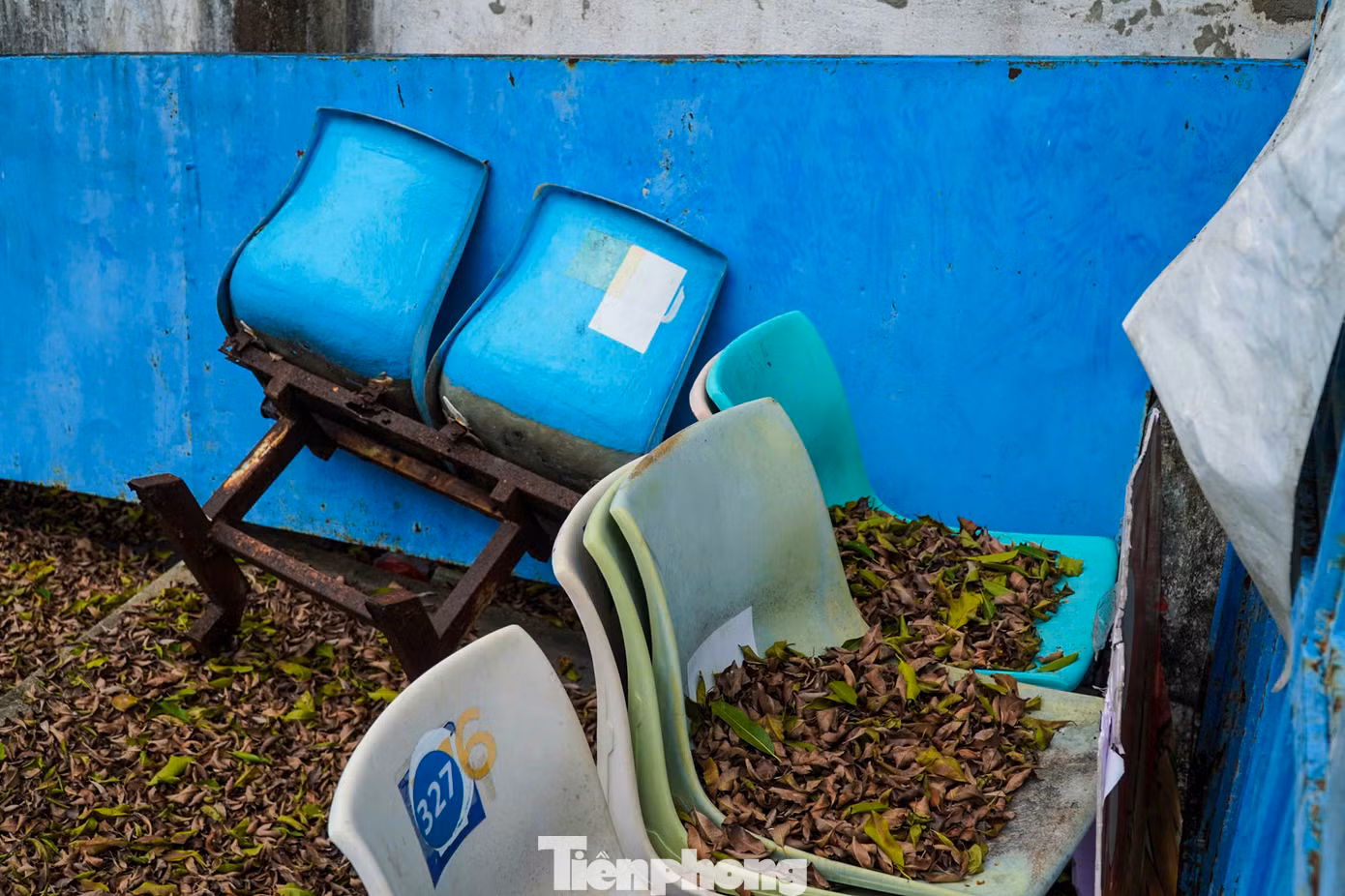 Theo ghi nhận của Tiền Phong, cơ sở vật chất của sân khấu đã xuống cấp trầm trọng, các hàng ghế bị phủ bởi rêu, cỏ dại.