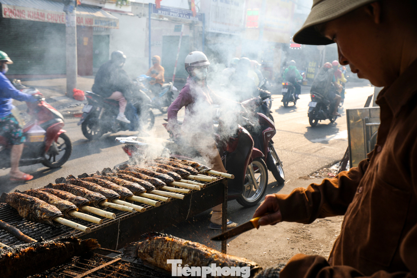 Vào mùng 10 tháng Giêng hàng năm là ngày vía Thần tài, theo phong tục dân gian, người dân thường đi mua đồ để thờ cúng hoặc mua vàng cầu tài lộc may mắn, sung túc cho cả năm. Vào mùng 10 tháng Giêng hàng năm là ngày vía Thần tài, theo phong tục dân gian, người dân thường đi mua đồ để thờ cúng hoặc mua vàng cầu tài lộc may mắn, sung túc cho cả năm.