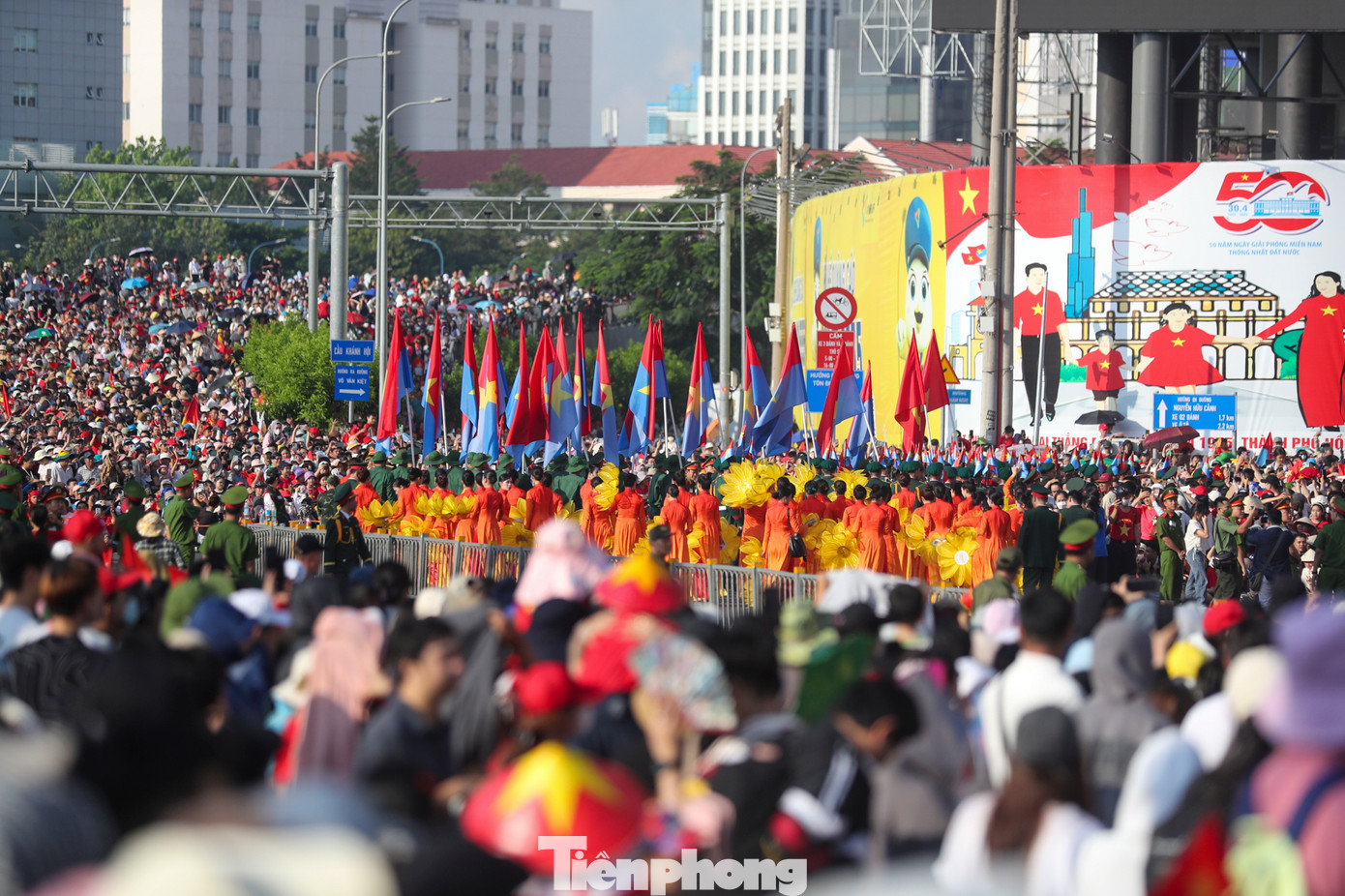 Sau khi hoàn thành phần nghi thức trang trọng tại khán đài chính trên đường Lê Duẩn, các khối diễu binh, diễu hành tiếp tục qua phố đi bộ Nguyễn Huệ rồi tiến ra bến Bạch Đằng trong sự chào đón nồng nhiệt của hàng ngàn người dân.