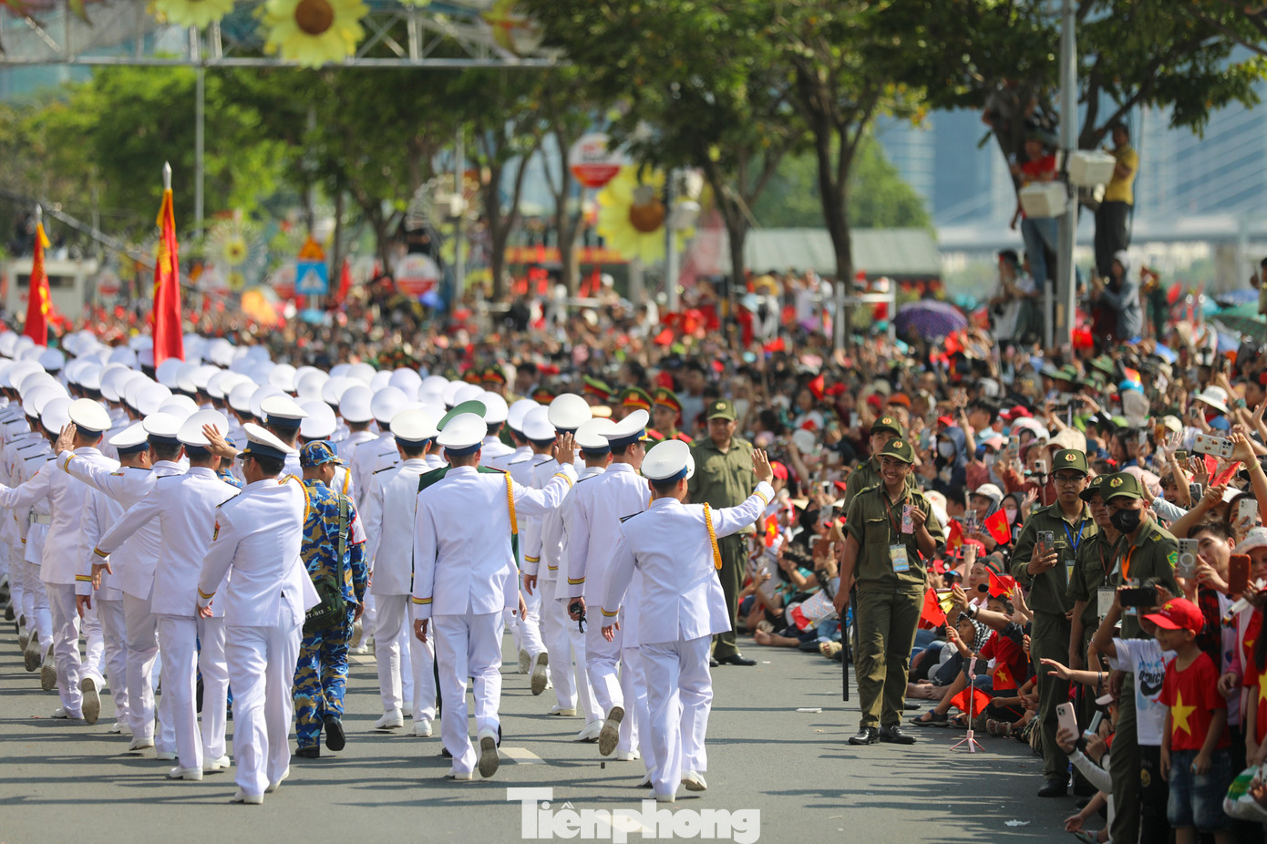 Trong khoảnh khắc đặc biệt này, người dân đã dành tặng các chiến sĩ muôn vàn tình cảm yêu quý.