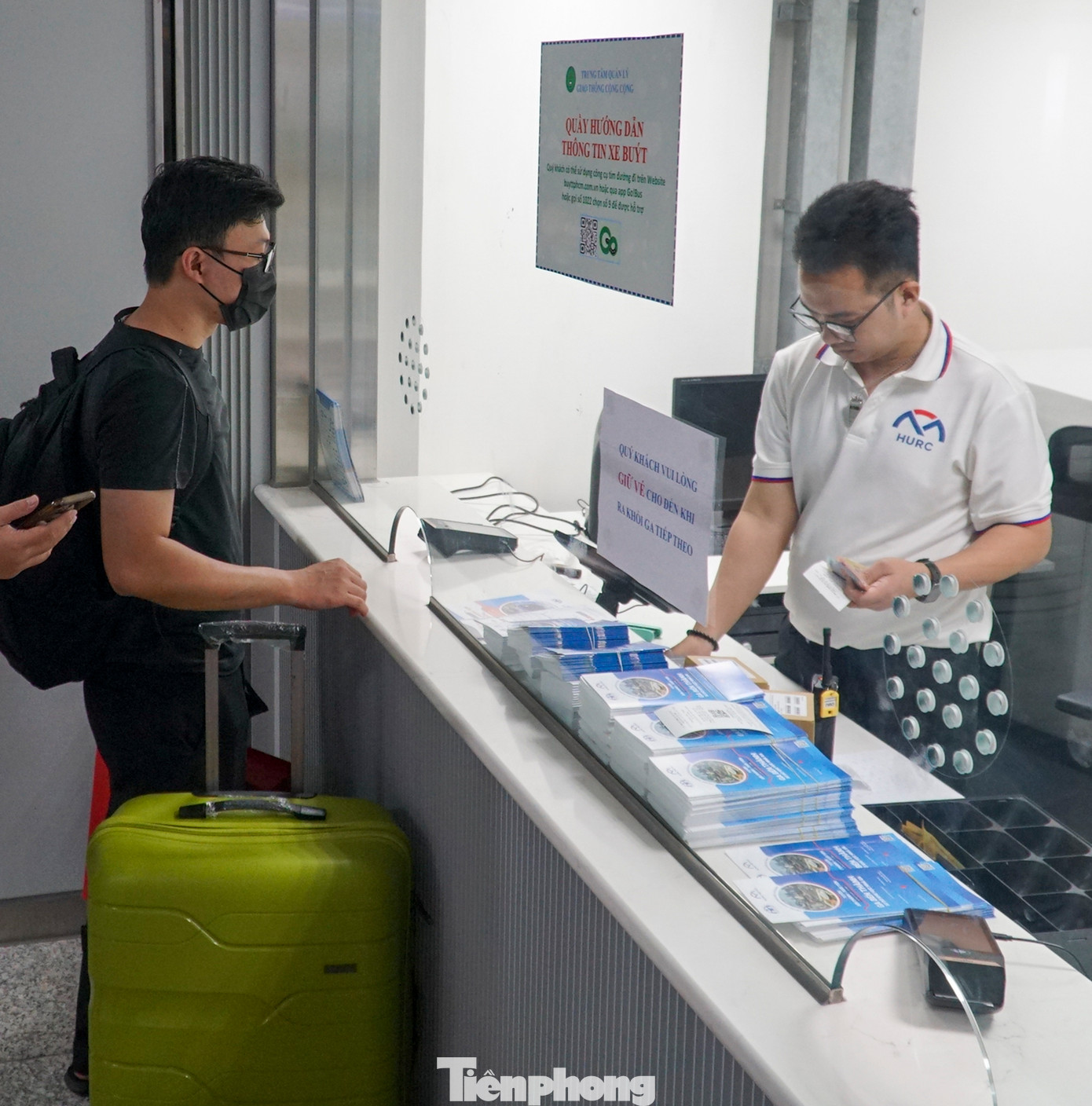 Anh Minh Đính (áo đen) đến ga Bến Thành mua vé đi ga Suối Tiên với giá 20.000 đồng để đến bến xe Miền Đông mới cho nhanh và thuận lợi.