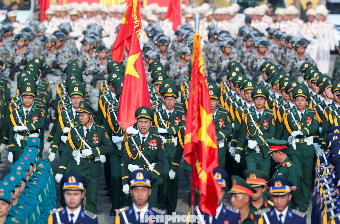 Trên nền nhạc rộn ràng của đội quân nhạc, những bước chân dứt khoát của bộ đội, công an, dân quân tự vệ… nối dài trên các tuyến đường luyện tập, tạo nên khung cảnh trang nghiêm.