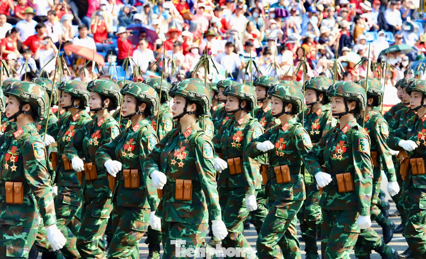 Toàn cảnh lực lượng diễu binh trên đường Lê Duẩn nhìn từ Dinh Độc Lập.