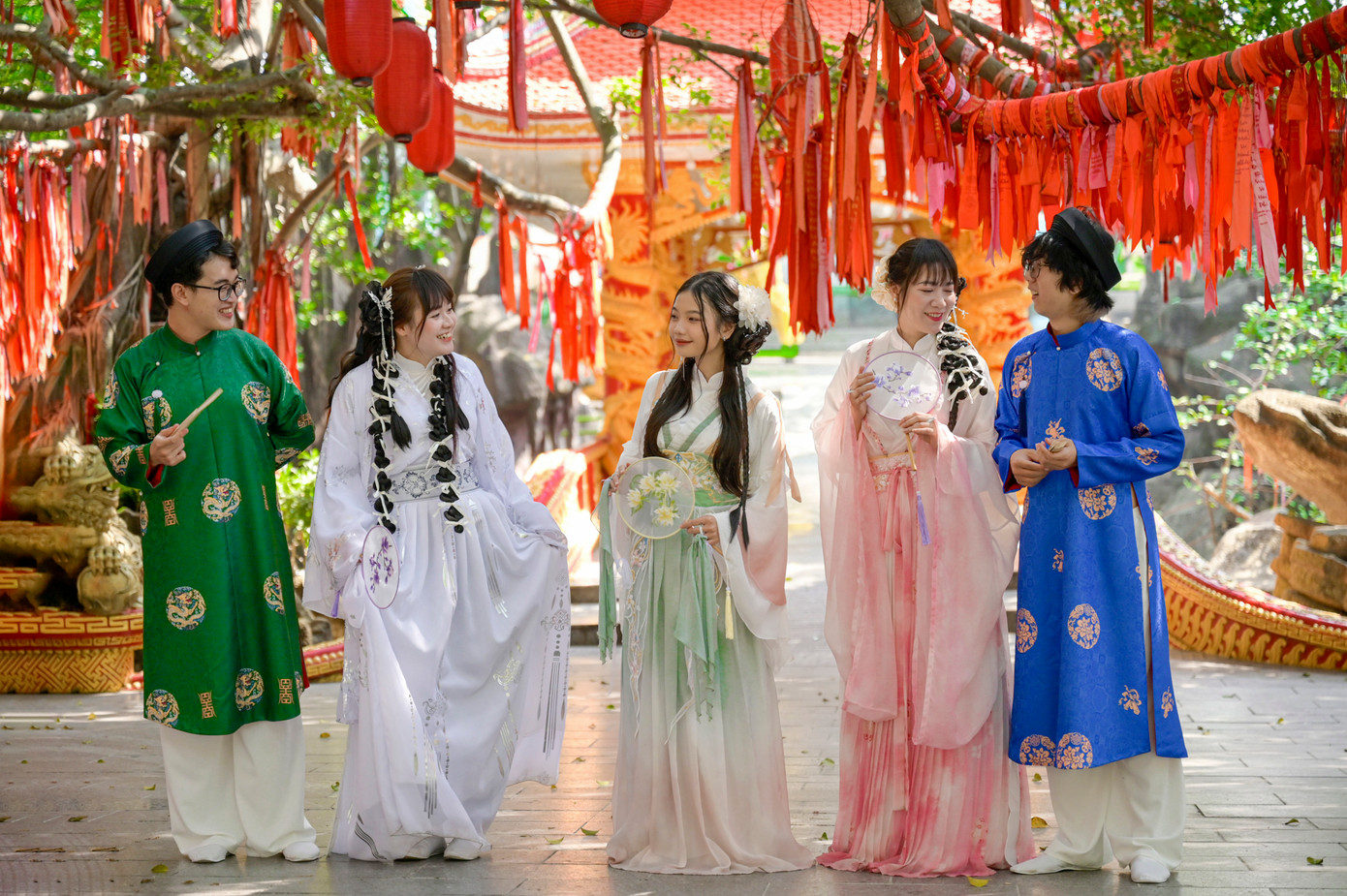 Trong những ngày đầu năm của Tết Ất Tỵ 2025, đông đảo các bạn trẻ xúng xính trong tà áo dài đến Suối Tiên để chụp những tấm ảnh kỷ niệm cùng nhau. Trong những ngày đầu năm của Tết Ất Tỵ 2025, đông đảo các bạn trẻ xúng xính trong tà áo dài đến Suối Tiên để chụp những tấm ảnh kỷ niệm cùng nhau.