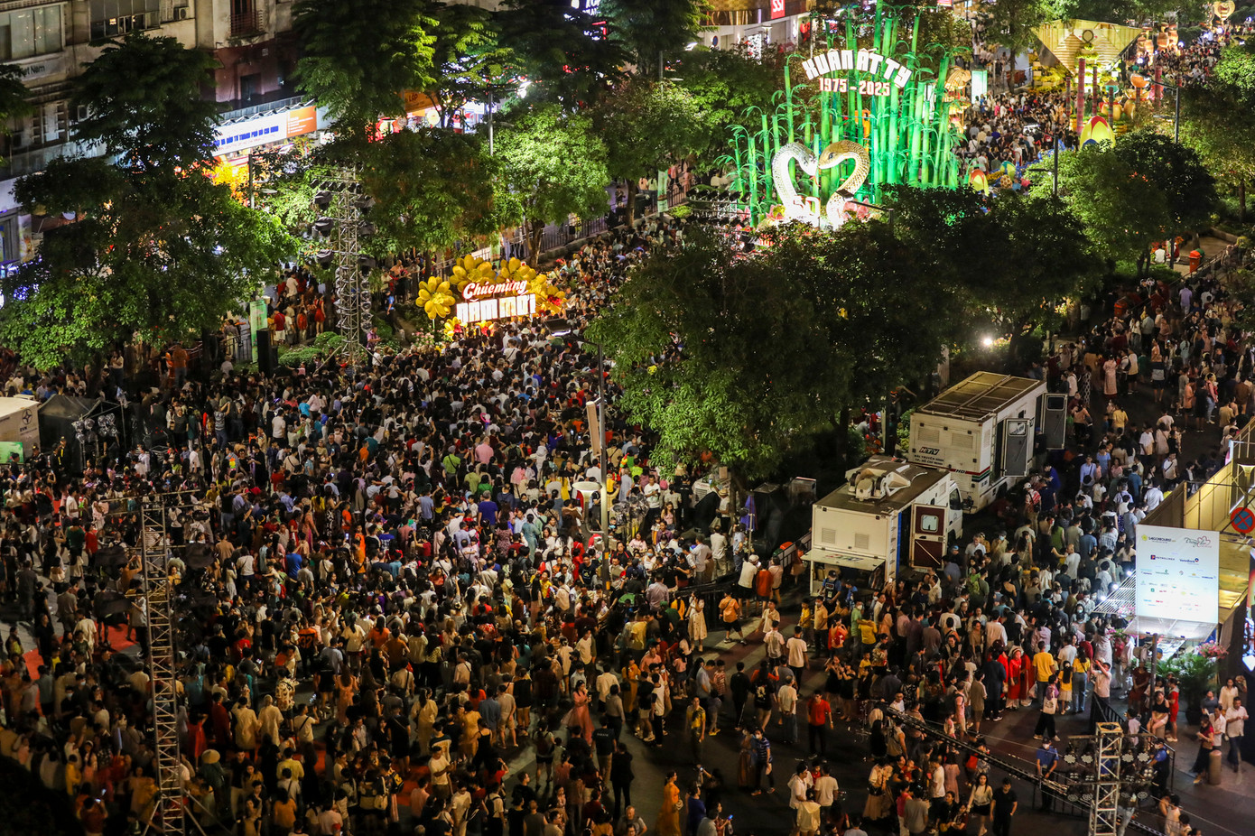 Ngay sau khi mở cửa, đường hoa đã chật kín người.