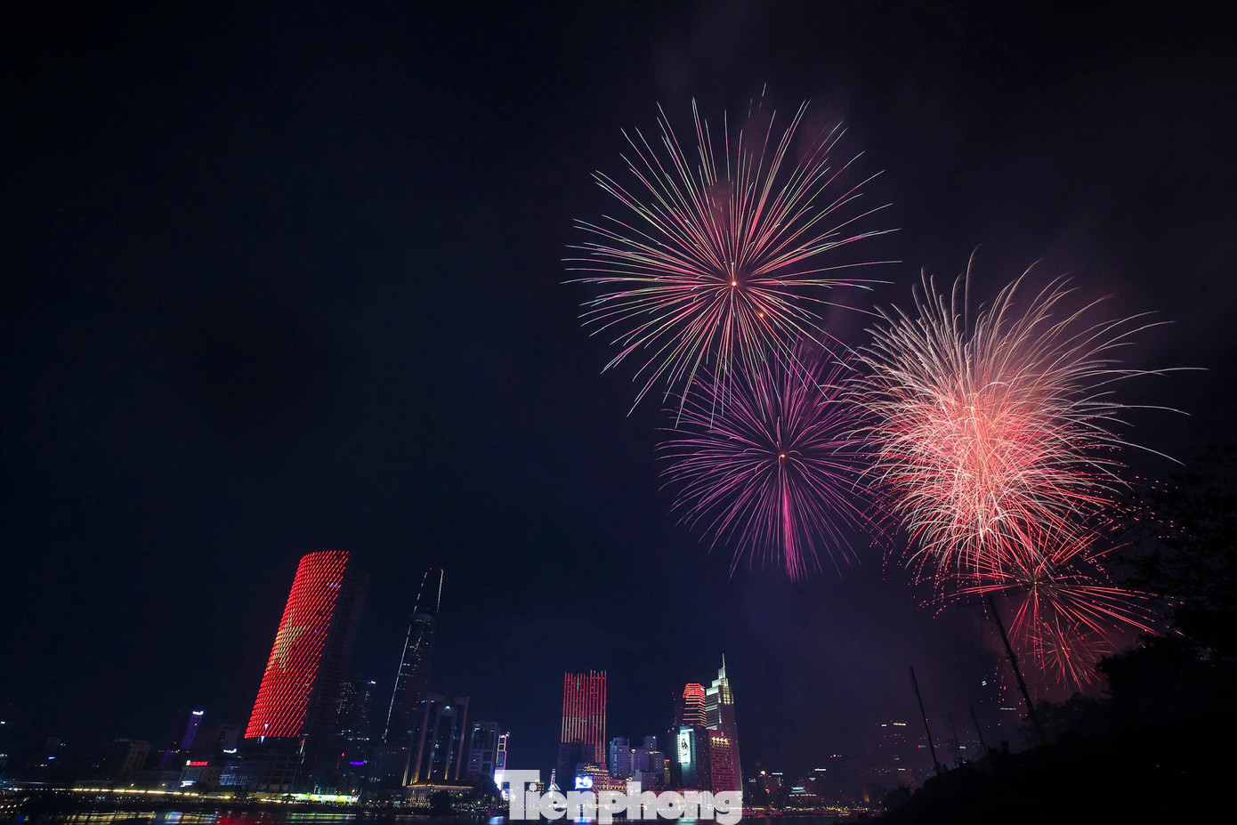 Màn bắn pháo hoa tầm cao do Trung tâm Văn hóa và Triển lãm TPHCM phối hợp với bộ phận chuyên môn, Bộ Tư lệnh TPHCM và các cơ quan, đơn vị liên quan thực hiện.