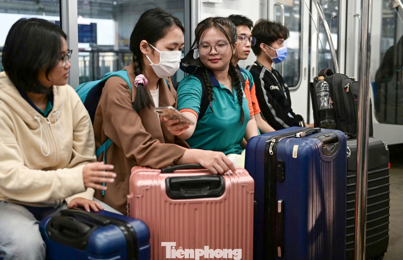 Hướng tàu đi từ ga Suối Tiên đến Bến Thành cũng trong cảnh tương tự.