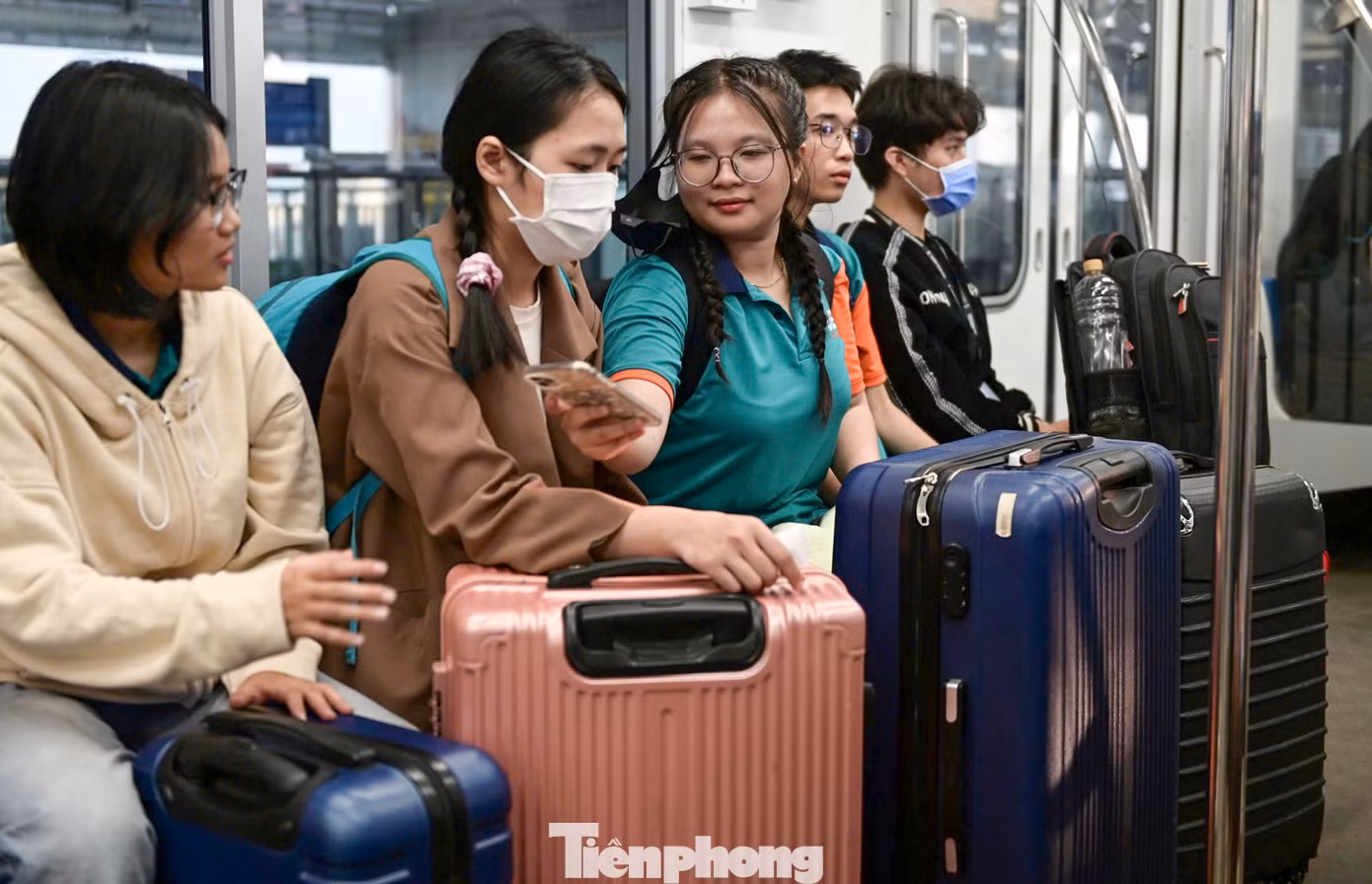 Hướng tàu đi từ ga Suối Tiên đến Bến Thành cũng trong cảnh tương tự.