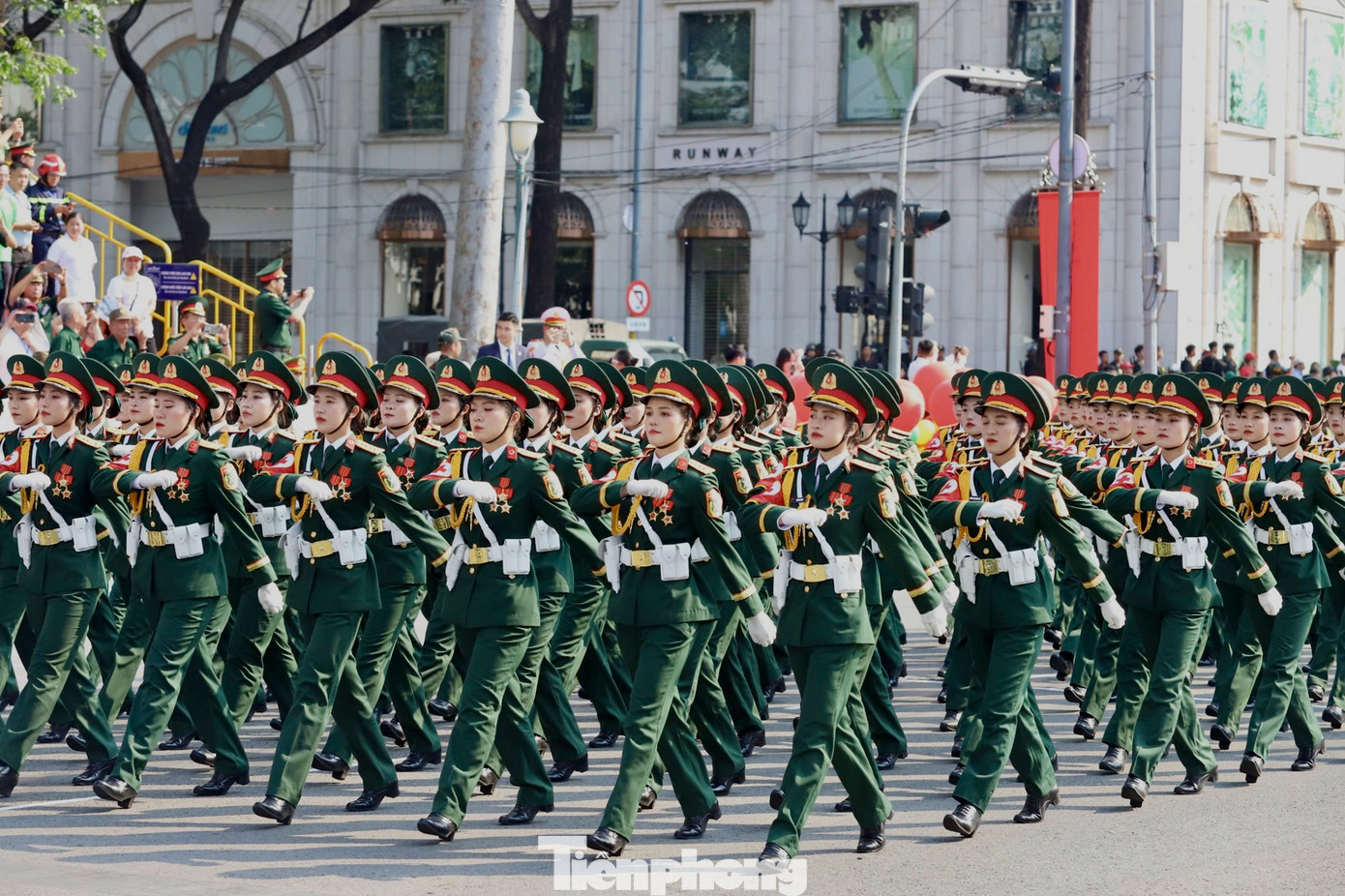 Toàn cảnh lực lượng diễu binh trên đường Lê Duẩn nhìn từ Dinh Độc Lập.