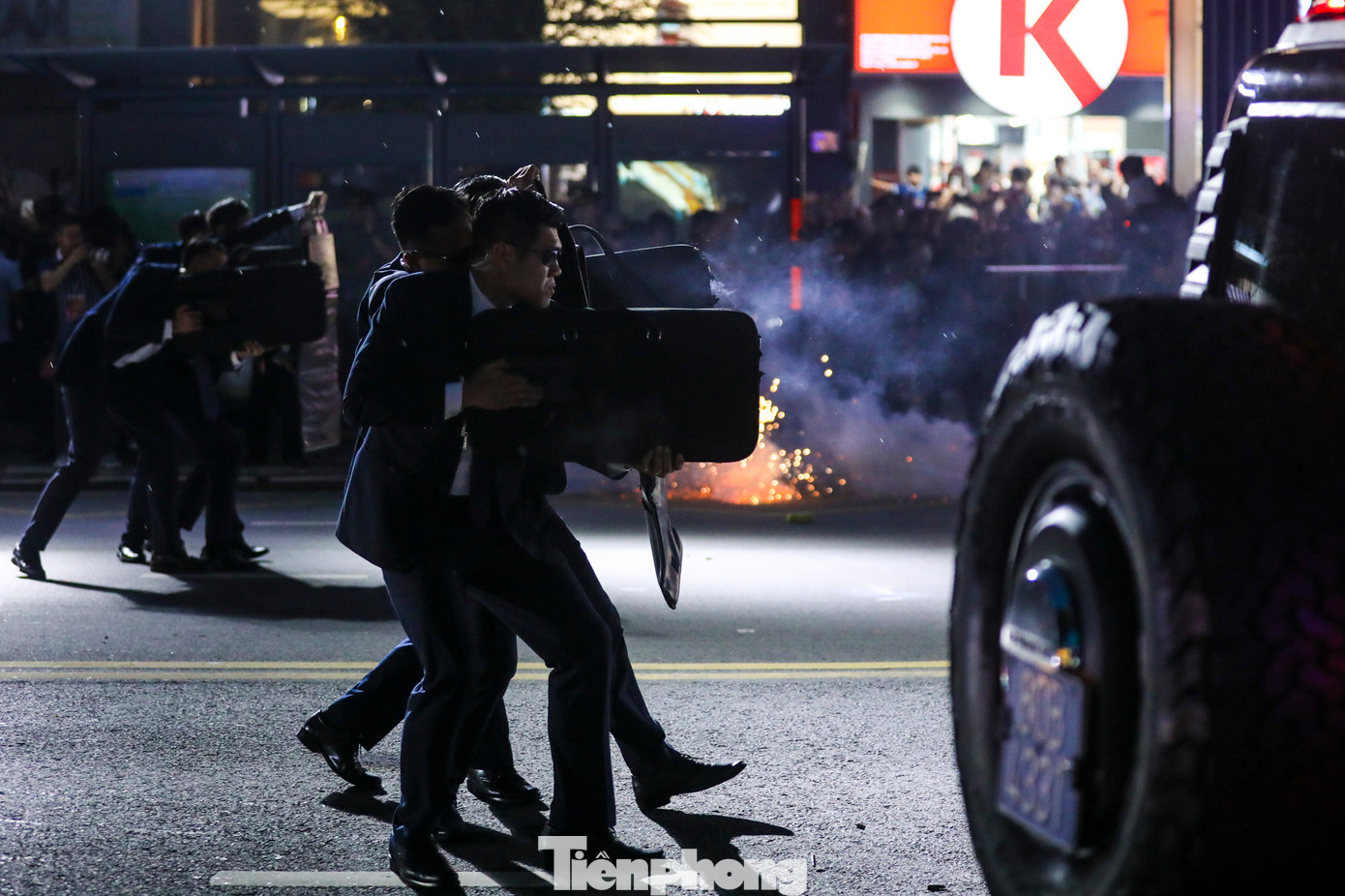 Những cảnh vệ khác rút súng bắn liên tiếp nhóm khủng bố.