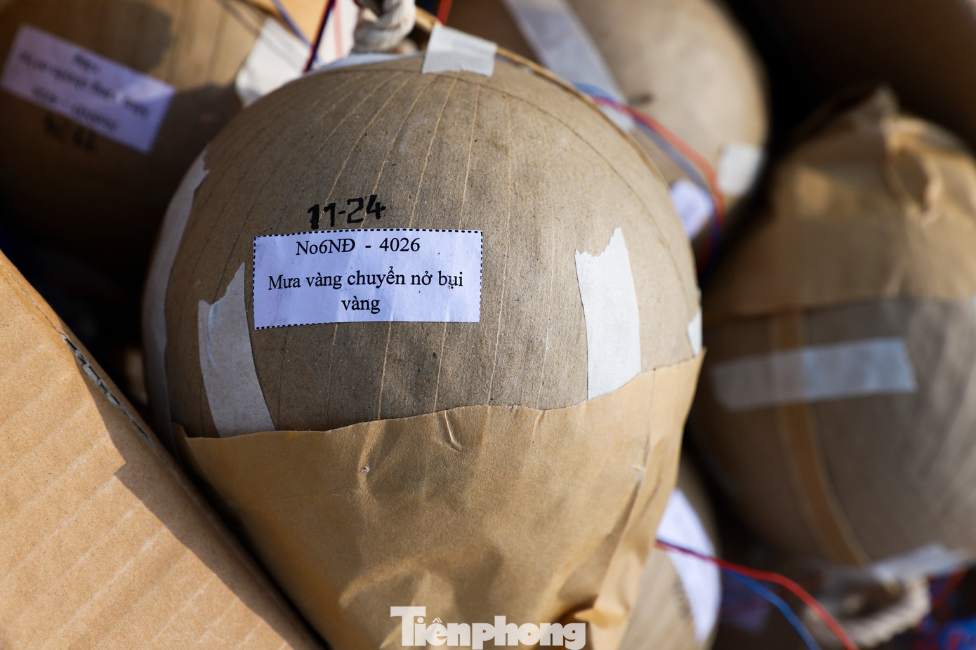 Những quả pháo hoa tầm cao có nhiều loại và kích cỡ khác nhau, sau khi đấu nối với dây mồi lửa điện, chúng được cho vào ống pháo. Những quả pháo hoa tầm cao có nhiều loại và kích cỡ khác nhau, sau khi đấu nối với dây mồi lửa điện, chúng được cho vào ống pháo.