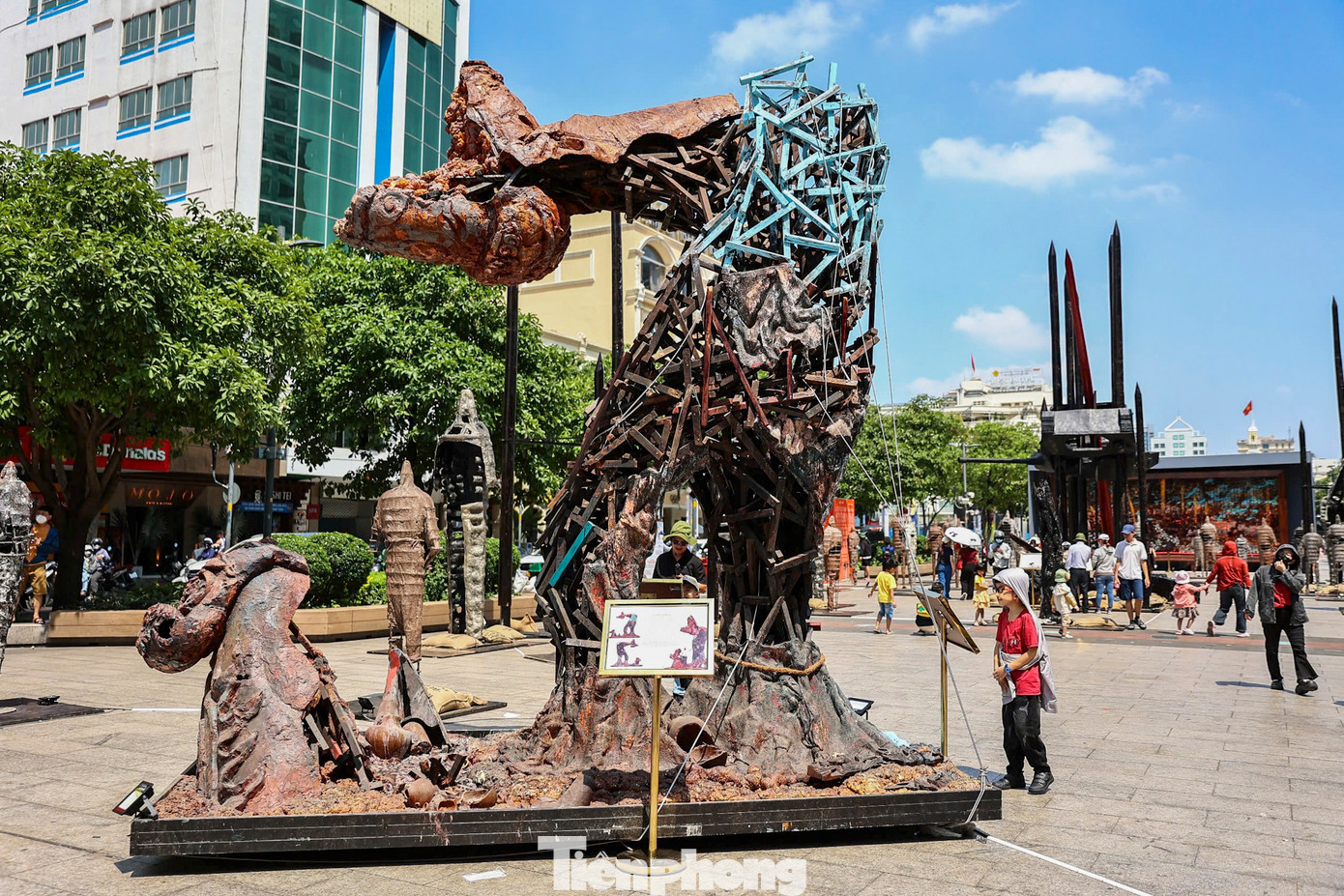 Triển lãm giới thiệu đến công chúng những tác phẩm điêu khắc sắp đặt của họa sĩ Lê Hữu Hiếu. Các mô hình cao từ 2 đến 6 m, trưng bày trên diện tích hơn 2.000 m2. Họa sĩ Lê Hữu Hiếu cho biết, ông mất 10 năm để lên ý tưởng và hai năm thực hiện triển lãm này, nhằm tái hiện và tôn vinh những chiến thắng lịch sử của dân tộc Việt Nam.