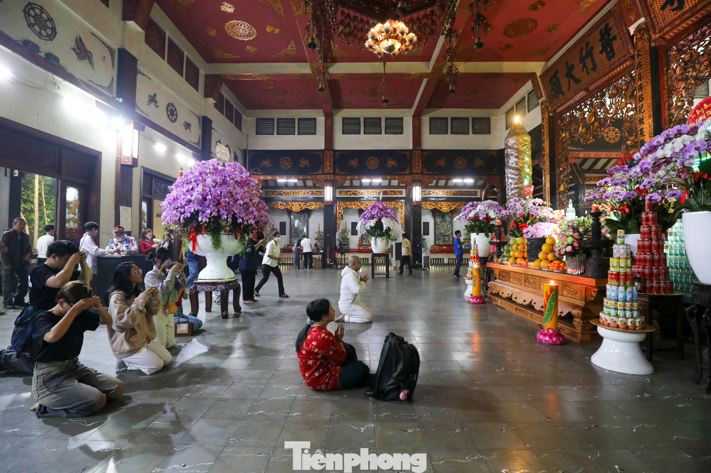 Dòng người đổ về chùa Vĩnh Nghiêm ngày càng đông để cầu an, chúc phúc cho gia đình và hái lộc đầu năm.